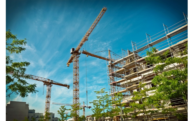 建筑施工項(xiàng)目管理項(xiàng)目是建筑施工企業(yè)最基本的業(yè)務(wù)單元，企業(yè)開(kāi)展數(shù)字化轉(zhuǎn)型要以項(xiàng)目為基石，緊緊圍繞不同項(xiàng)目類(lèi)型、階段、業(yè)務(wù)全場(chǎng)景開(kāi)展，最終實(shí)現(xiàn)企業(yè)數(shù)字化轉(zhuǎn)型升級(jí)。隨著工程建設(shè)項(xiàng)目投資規(guī)模增長(zhǎng)，建筑物形式多樣、體量大、結(jié)構(gòu)復(fù)雜，同時(shí)建筑施工周期長(zhǎng)，使用的材料品種多，耗用量大。建筑施工項(xiàng)目管理主要呈現(xiàn)以下特點(diǎn)。覆蓋面廣建筑施工項(xiàng)目管理綜合性強(qiáng)、涉及面廣，需要工程、商務(wù)、技術(shù)等部門(mén)多方協(xié)同，同時(shí)還涉及建筑、